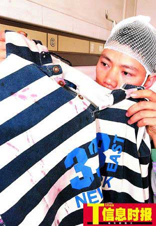 广州便衣警察查收摩托车被飞砖砸晕(组图)