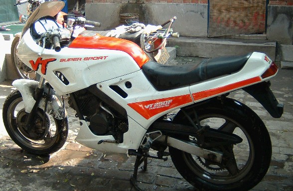 经典的本田VT250FG，全包小飞机版。机器”次拉-轰！“级别的