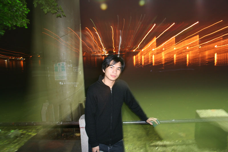 刚才扛个三角架,带上单反,试拍了开平夜景.