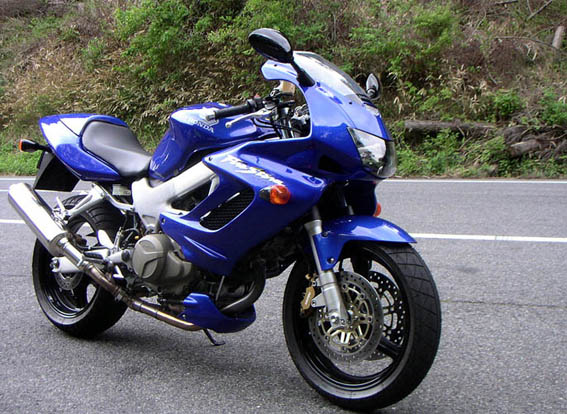 江门２１０００元卖99年SV650S~~~