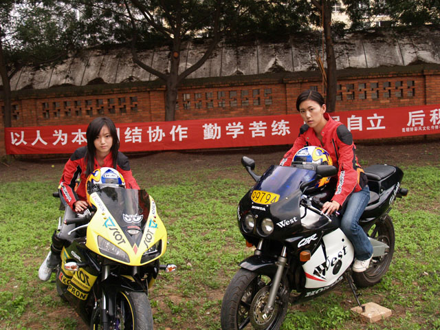 发一组靓女车手,营造和谐气氛