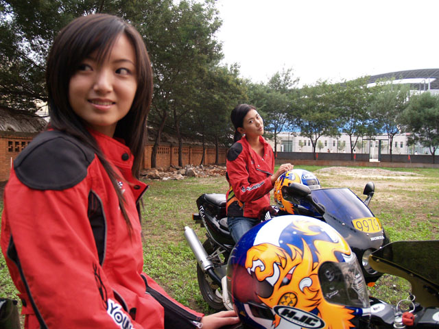 发一组靓女车手,营造和谐气氛