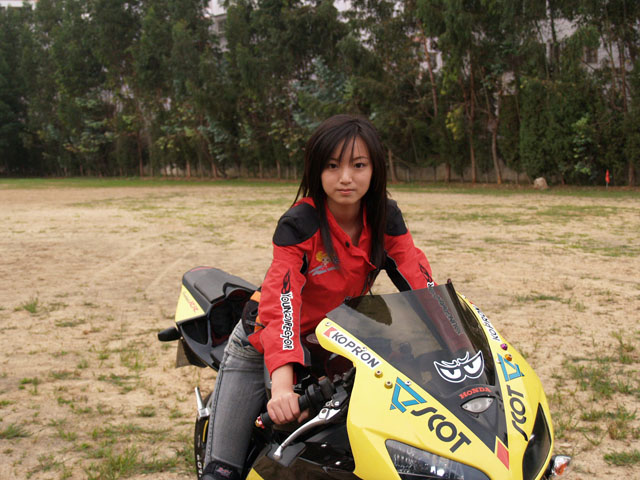 发一组靓女车手,营造和谐气氛