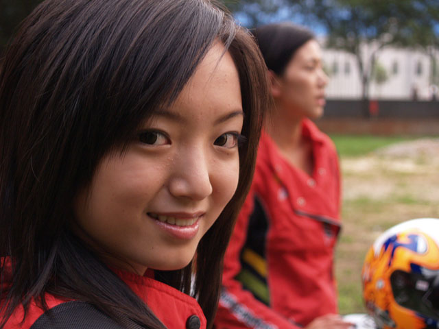发一组靓女车手,营造和谐气氛