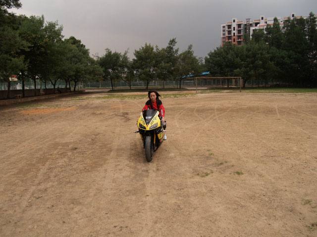 发一组靓女车手,营造和谐气氛