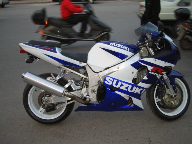 江苏南京出售01年GSXR750！