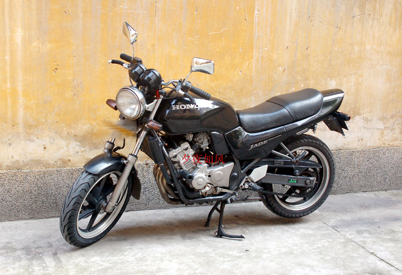 顺德大良6800元出售车况好的“黑”宝石CB250