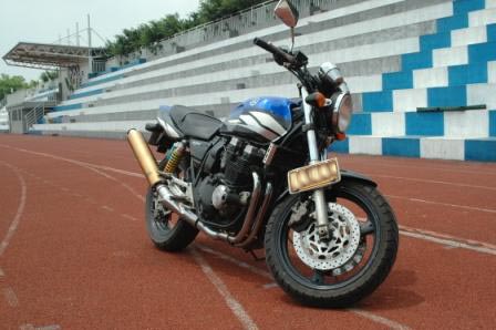 帮兄弟《兰色闪电》发帖子卖XJR400
