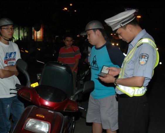 江门：蓬江交警大力整治摩托车行驶秩序（组图）