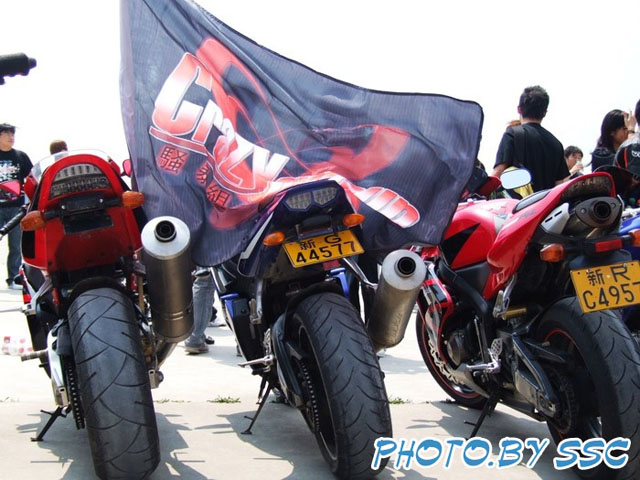在某论坛里看到'骚暴组和集结车友'去看MOTOGP视频.