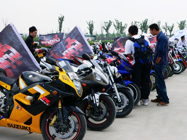 在某论坛里看到'骚暴组和集结车友'去看MOTOGP视频.