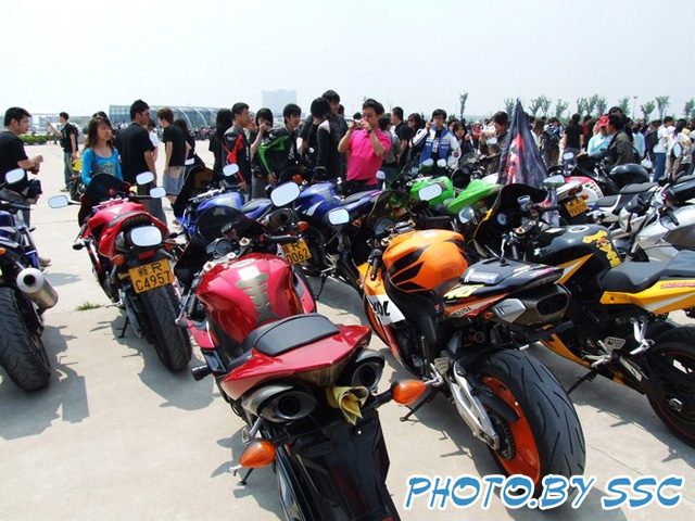 在某论坛里看到'骚暴组和集结车友'去看MOTOGP视频.