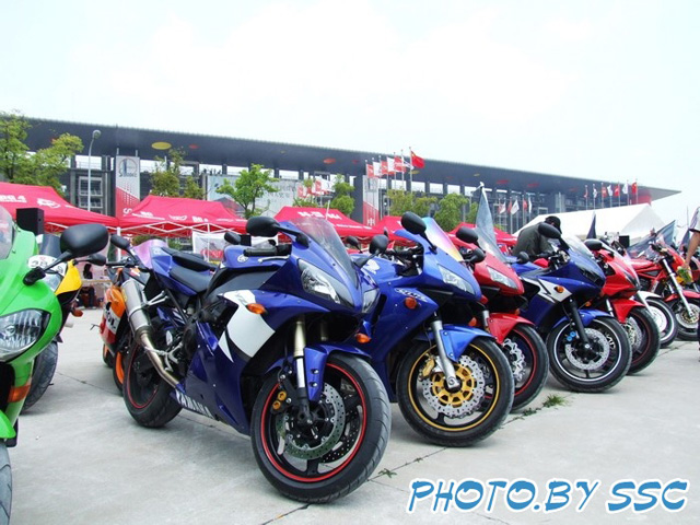 在某论坛里看到'骚暴组和集结车友'去看MOTOGP视频.