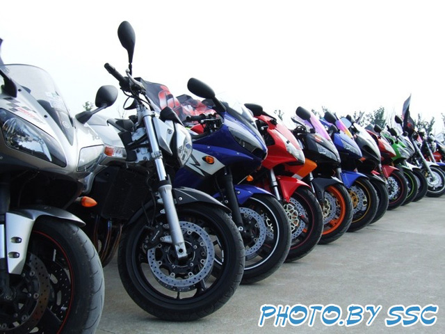 在某论坛里看到'骚暴组和集结车友'去看MOTOGP视频.