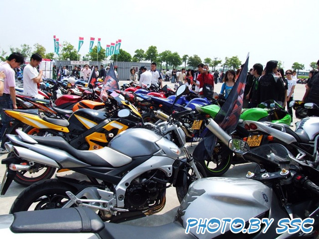 在某论坛里看到'骚暴组和集结车友'去看MOTOGP视频.