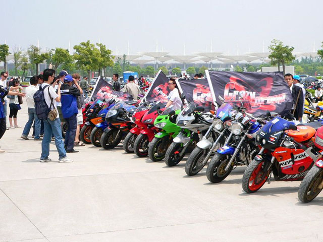 在某论坛里看到'骚暴组和集结车友'去看MOTOGP视频.