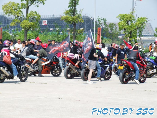 在某论坛里看到'骚暴组和集结车友'去看MOTOGP视频.
