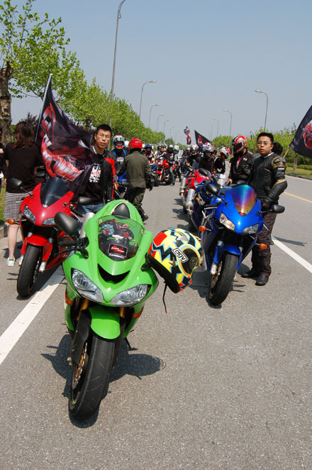 在某论坛里看到'骚暴组和集结车友'去看MOTOGP视频.
