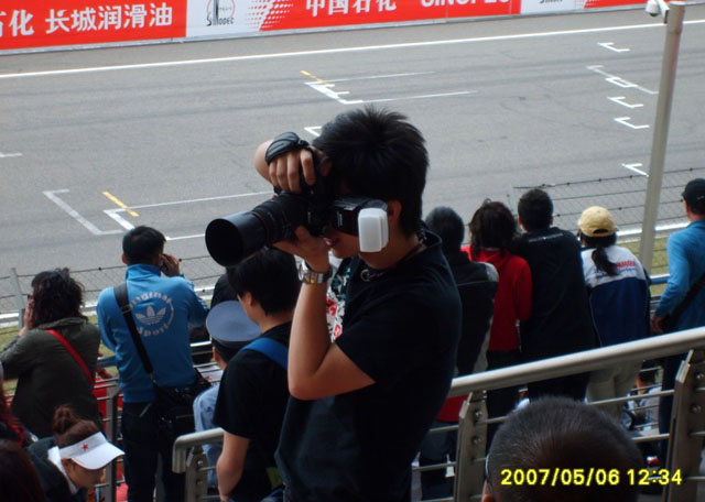 在某论坛里看到'骚暴组和集结车友'去看MOTOGP视频.