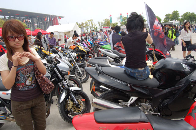 在某论坛里看到'骚暴组和集结车友'去看MOTOGP视频.