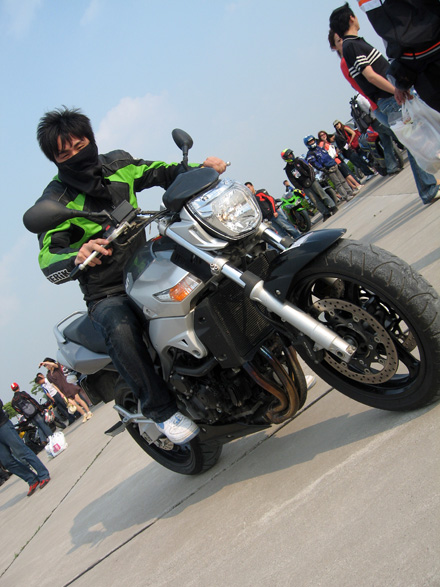 在某论坛里看到'骚暴组和集结车友'去看MOTOGP视频.
