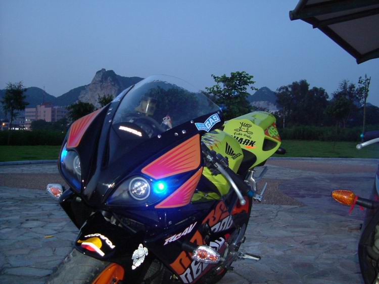[贴图]VFR30改后.............