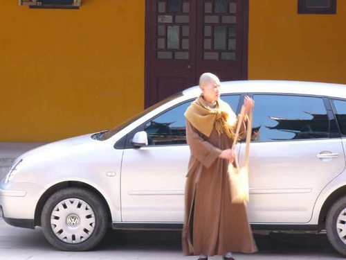 时代进步了  尼姑都开汽车了