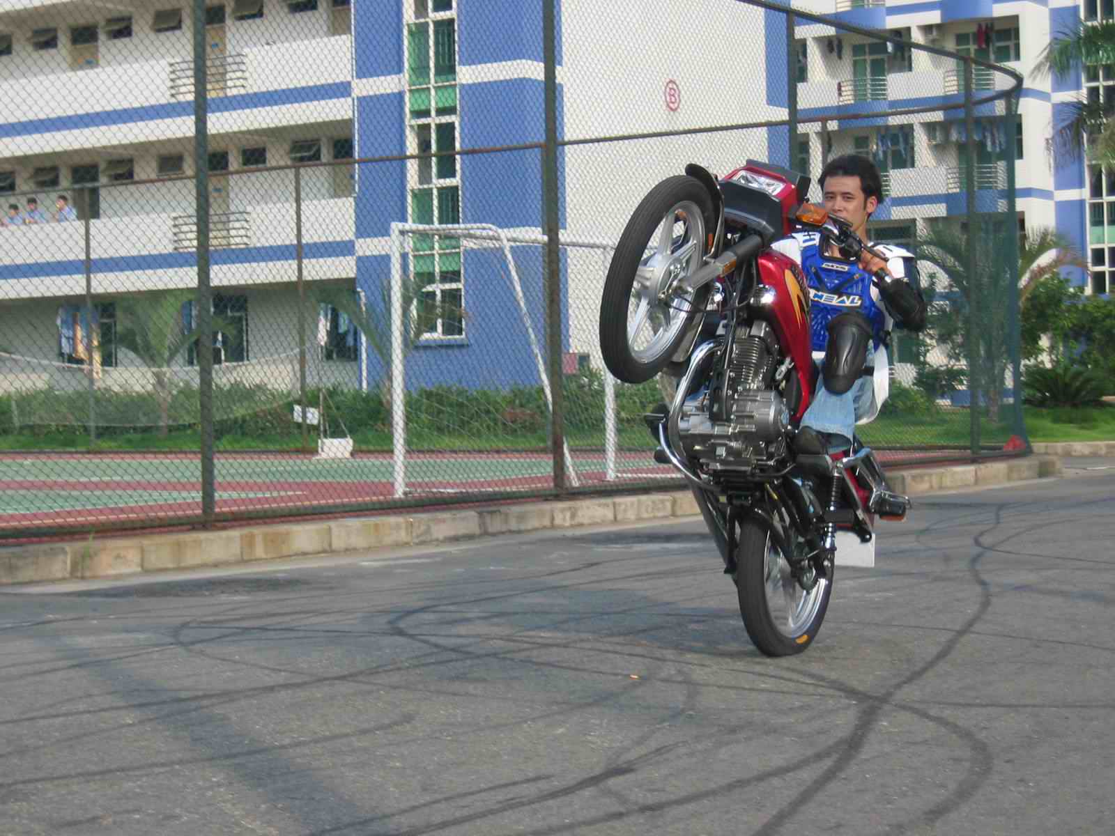 幻影特技队,支持年会苦练新动作...