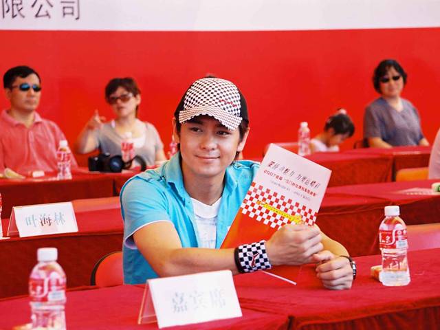 发几张年会的PP！