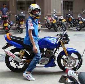 极度呕心的车祸现场。。ZXR400。。
