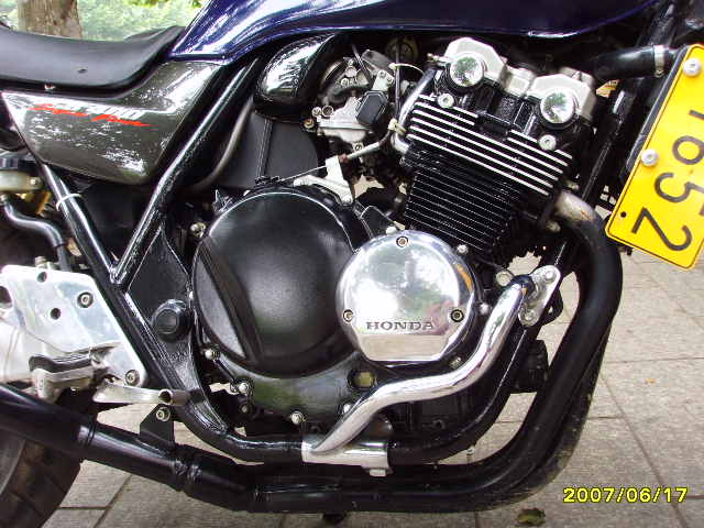 00年CB400一代出售，真牌，价格1。9万
