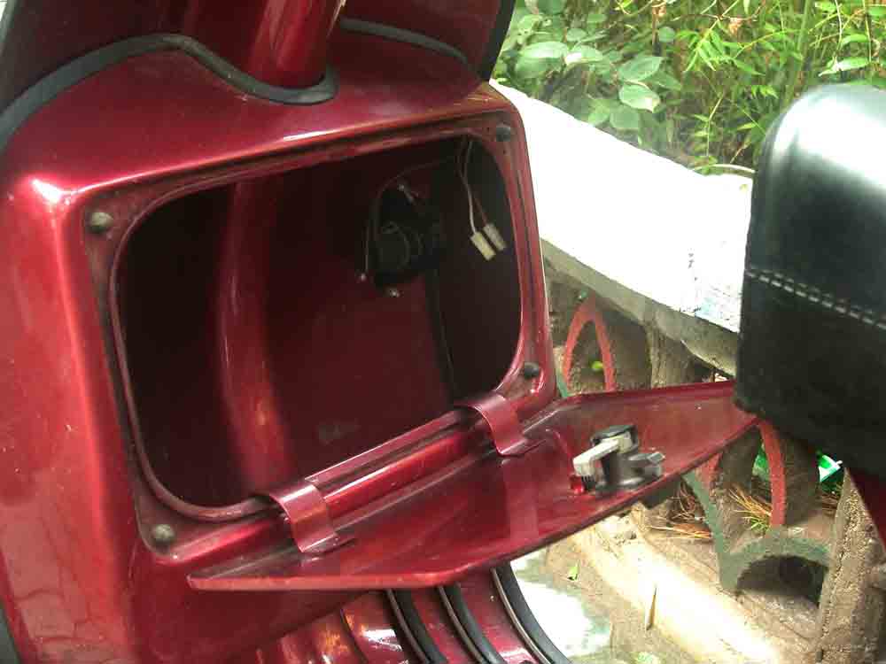 山东菏泽市----意大利铁壳vespa  px125e  纪念版----10000左右