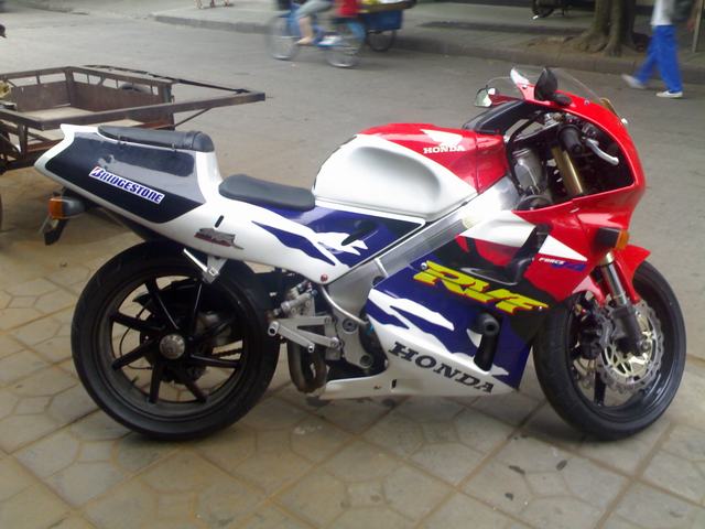 肇庆1万6千5百出售本田 RV 400一台