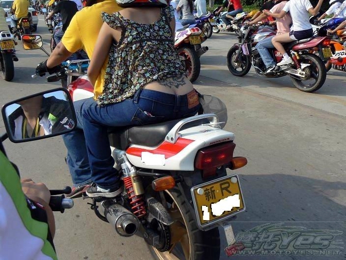 这个女孩子是谁?不错嘛!
