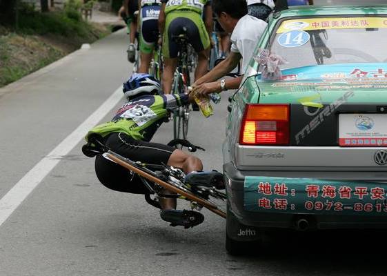 [转帖]环青海湖赛，后援车与骑手发生的惨烈事故
