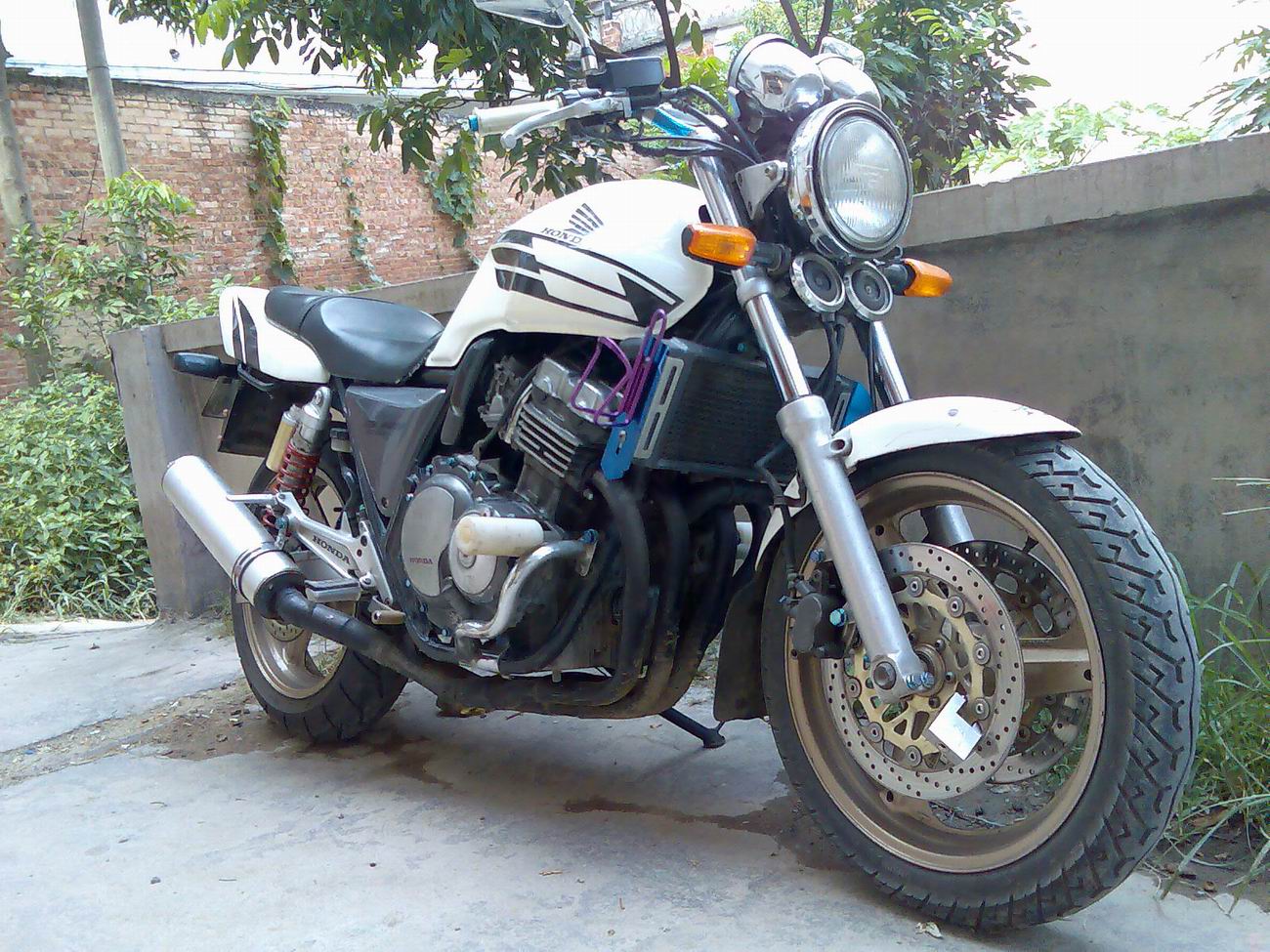 广东高州出精神CB400  9000Rmb