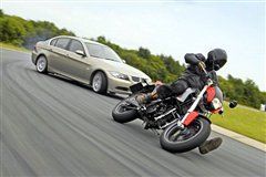 不在乎形式.只在乎乐趣----宝马MOTO对汽车!