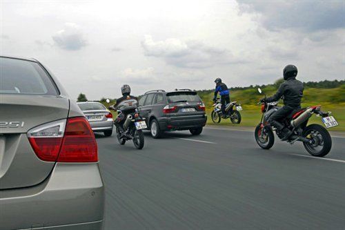 不在乎形式.只在乎乐趣----宝马MOTO对汽车!