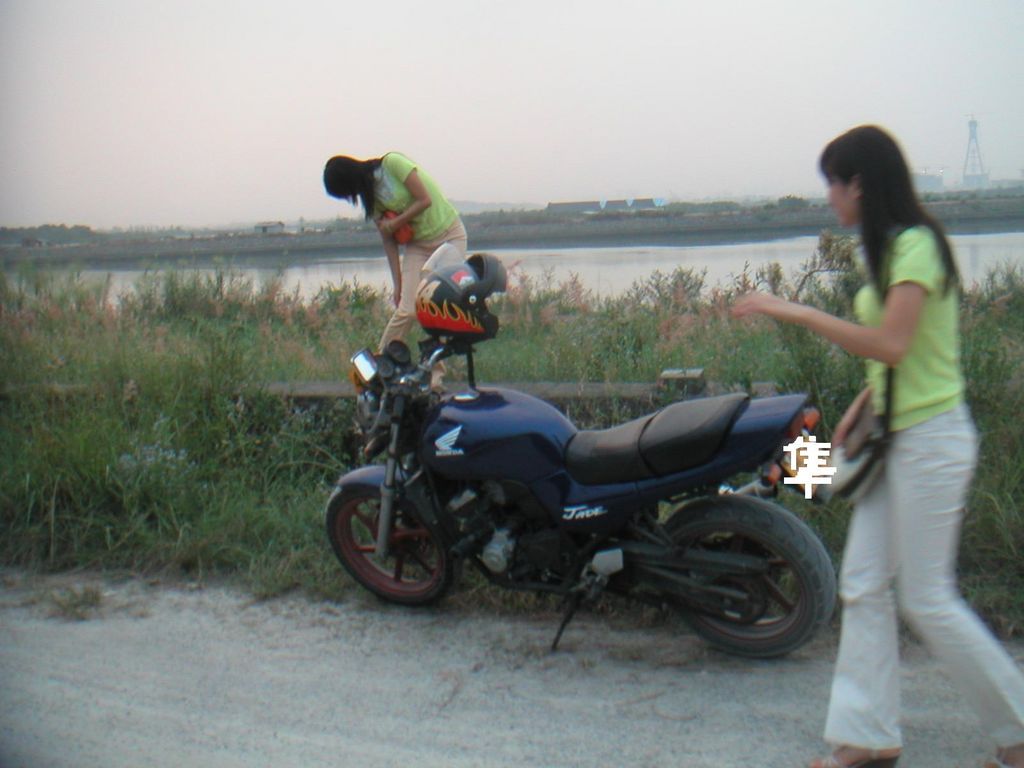蓝宝石放风，被靓女追……
