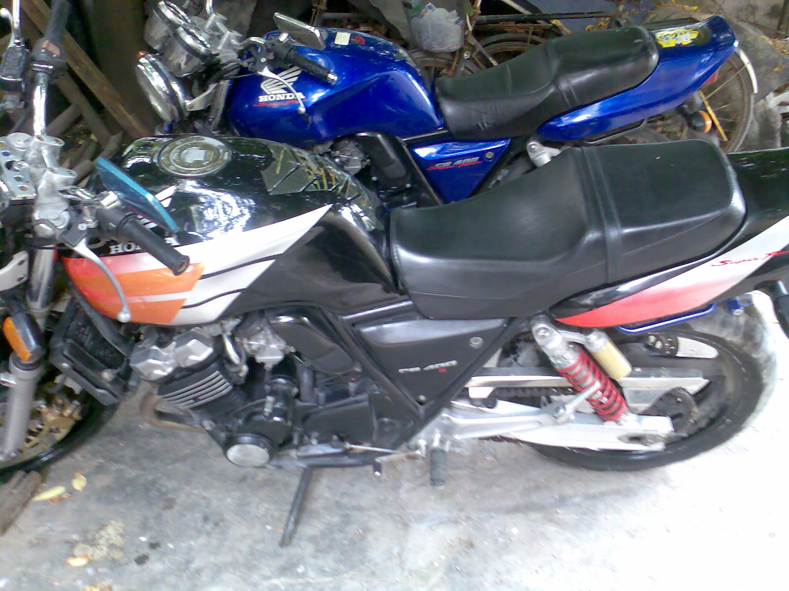 东莞塘厦代友出售两台CB400，其中一台有牌，价格9500