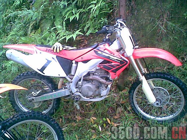 今天下雨,我跟着CRF450及KTM600后面吃尘,爽!