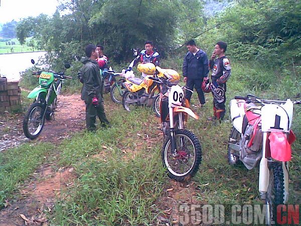 今天下雨,我跟着CRF450及KTM600后面吃尘,爽!