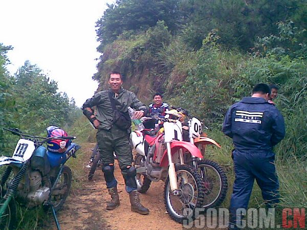 今天下雨,我跟着CRF450及KTM600后面吃尘,爽!