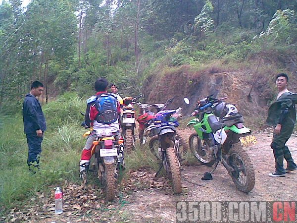 今天下雨,我跟着CRF450及KTM600后面吃尘,爽!