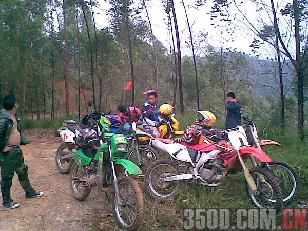 今天下雨,我跟着CRF450及KTM600后面吃尘,爽!
