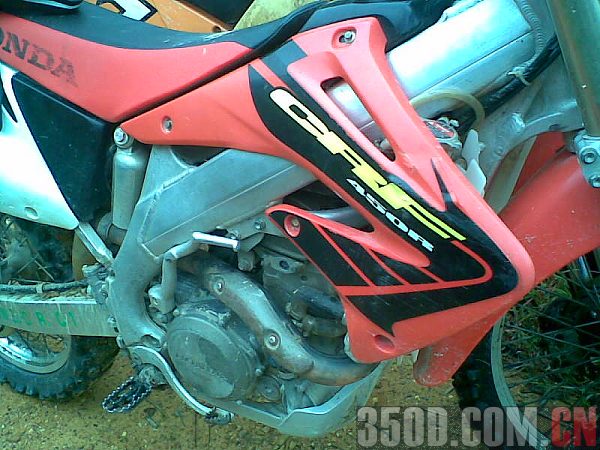 今天下雨,我跟着CRF450及KTM600后面吃尘,爽!