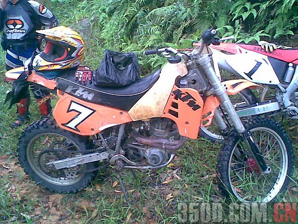 今天下雨,我跟着CRF450及KTM600后面吃尘,爽!