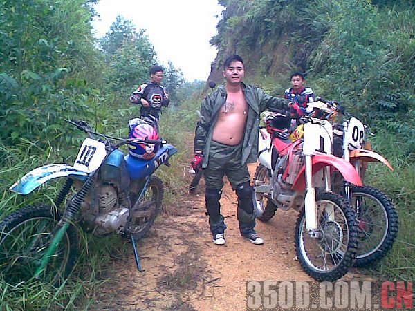 今天下雨,我跟着CRF450及KTM600后面吃尘,爽!
