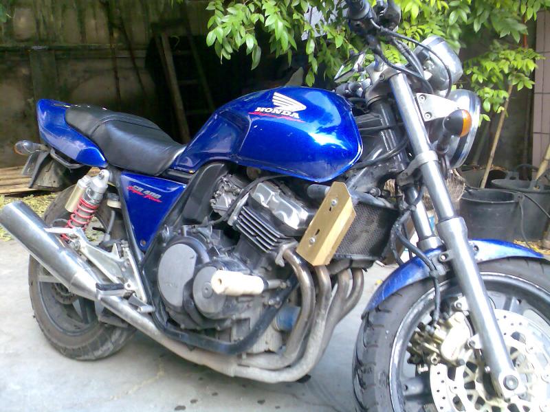 东莞塘厦代友出售一台94 CB400，价格9500
