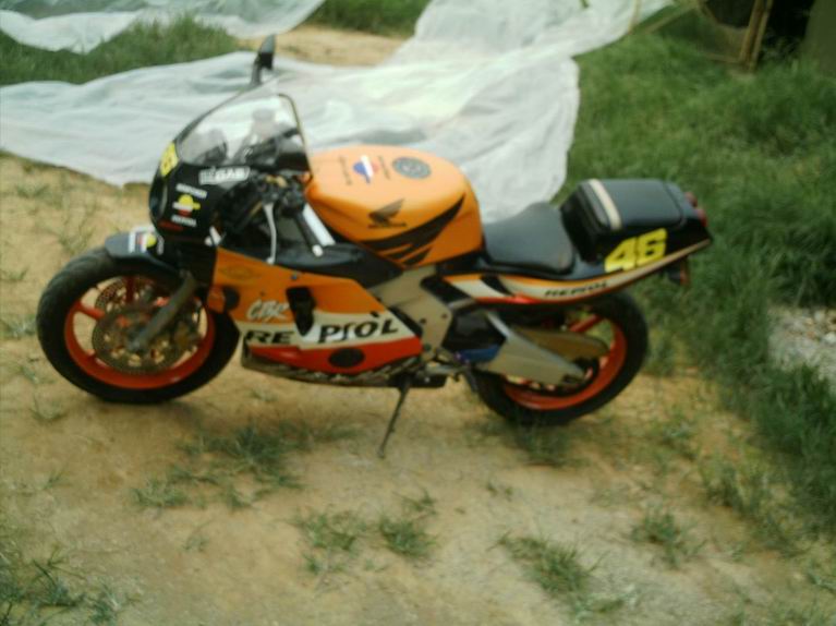 台山代友出售两台车,Honda CBR 22  和 Suzuki  HR250 两冲爬鸡
